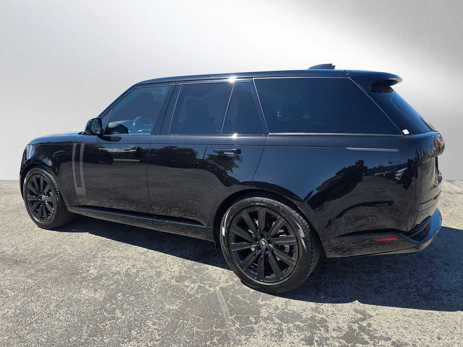 Used 2025 Land Rover Range Rover SE AWD/4WD image 5