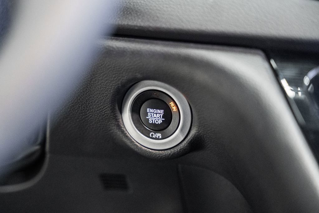 Used 2025 Chrysler Pacifica Select image 29