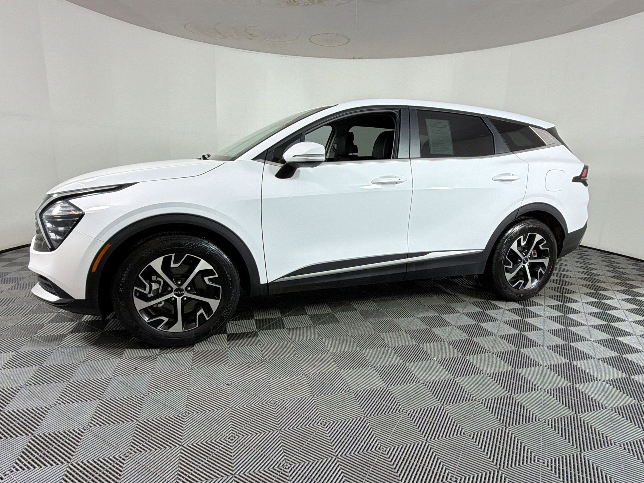 Used 2024 Kia Sportage EX FWD image 2