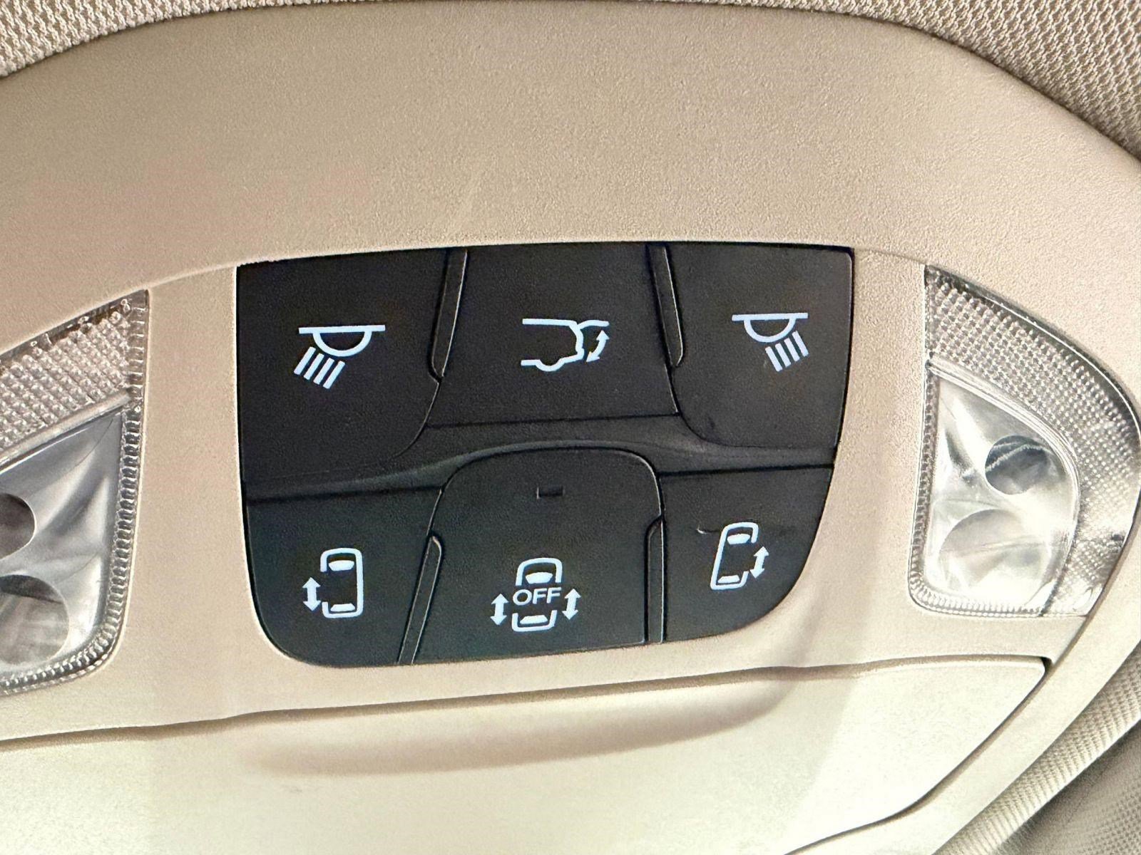 Used 2023 Chrysler Voyager LX image 19