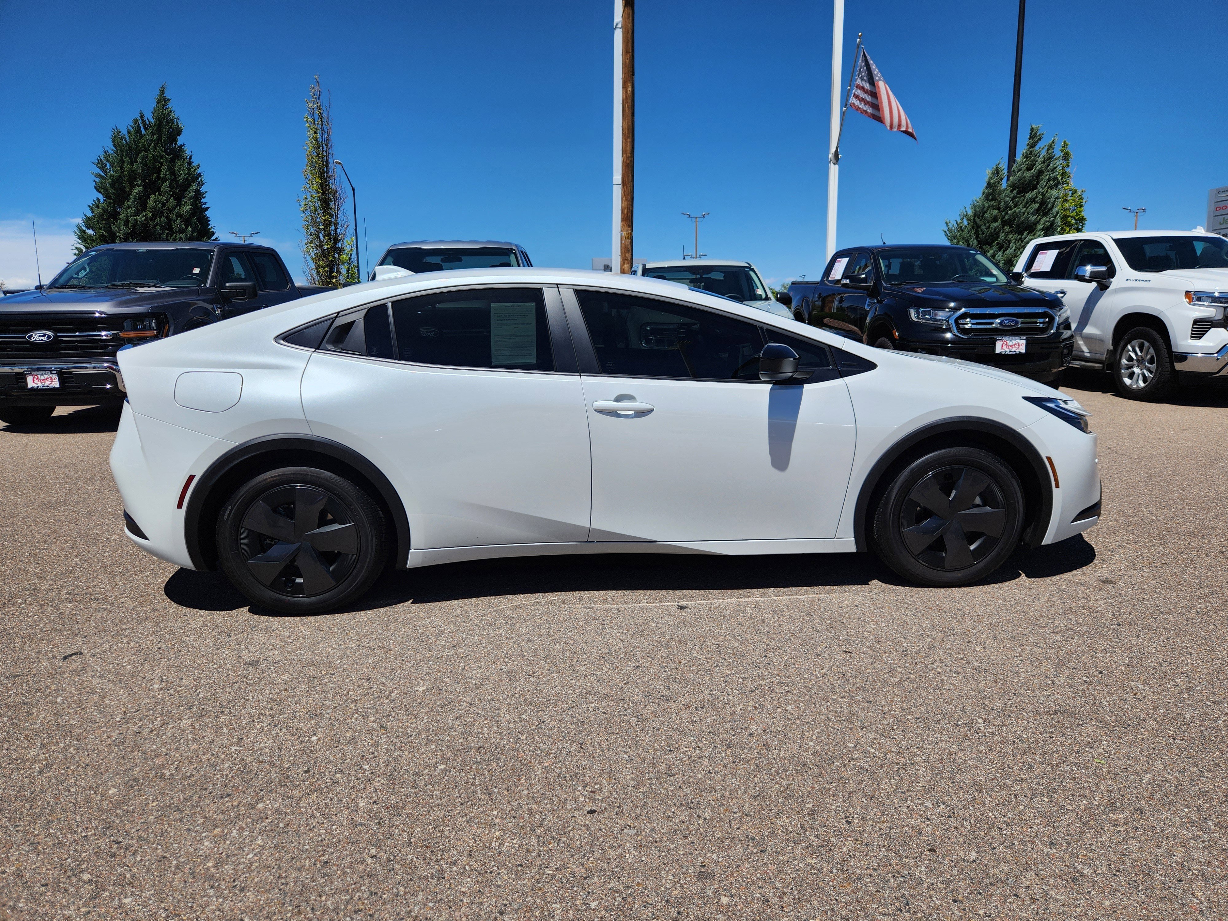 Used 2025 Toyota Prius Plug-In Hybrid FWD image 2