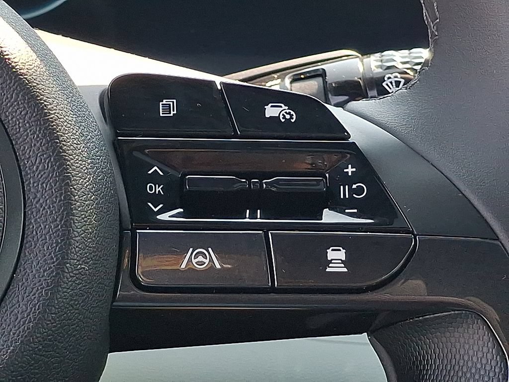 Used 2025 Hyundai Elantra Limited FWD image 17