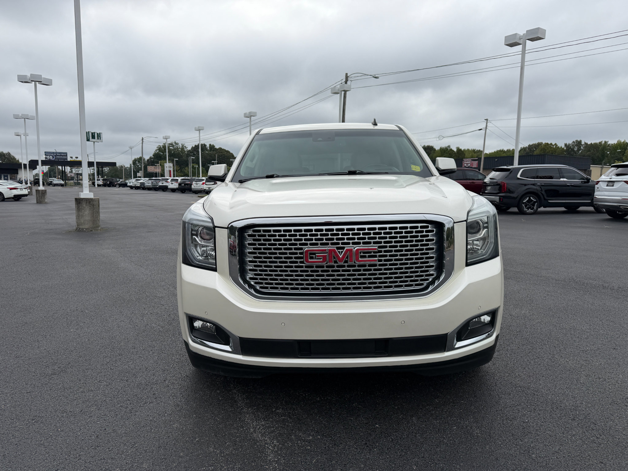 Used 2015 GMC Yukon Denali w/ Touring Package AWD/4WD image 2