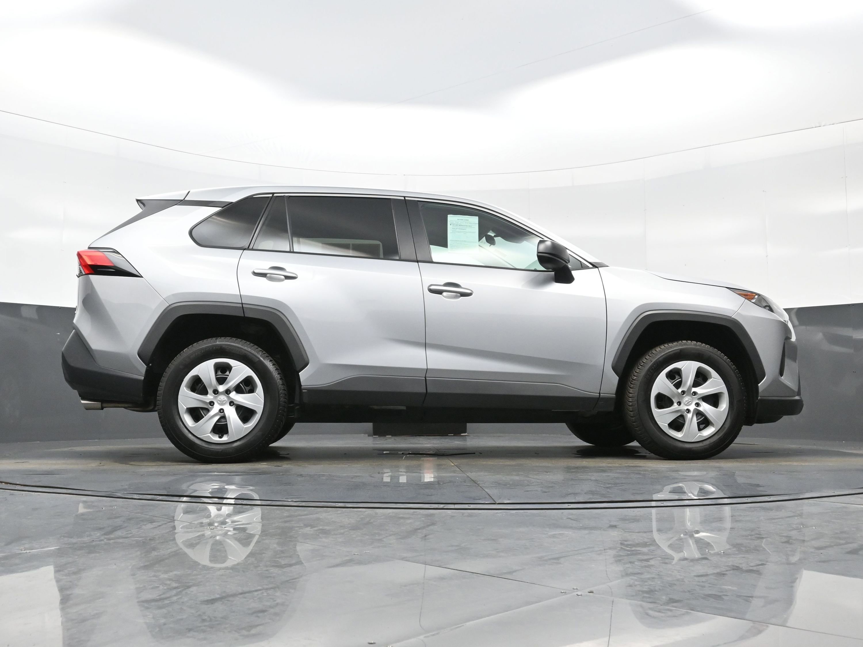 Used 2022 Toyota RAV4 LE AWD/4WD image 31