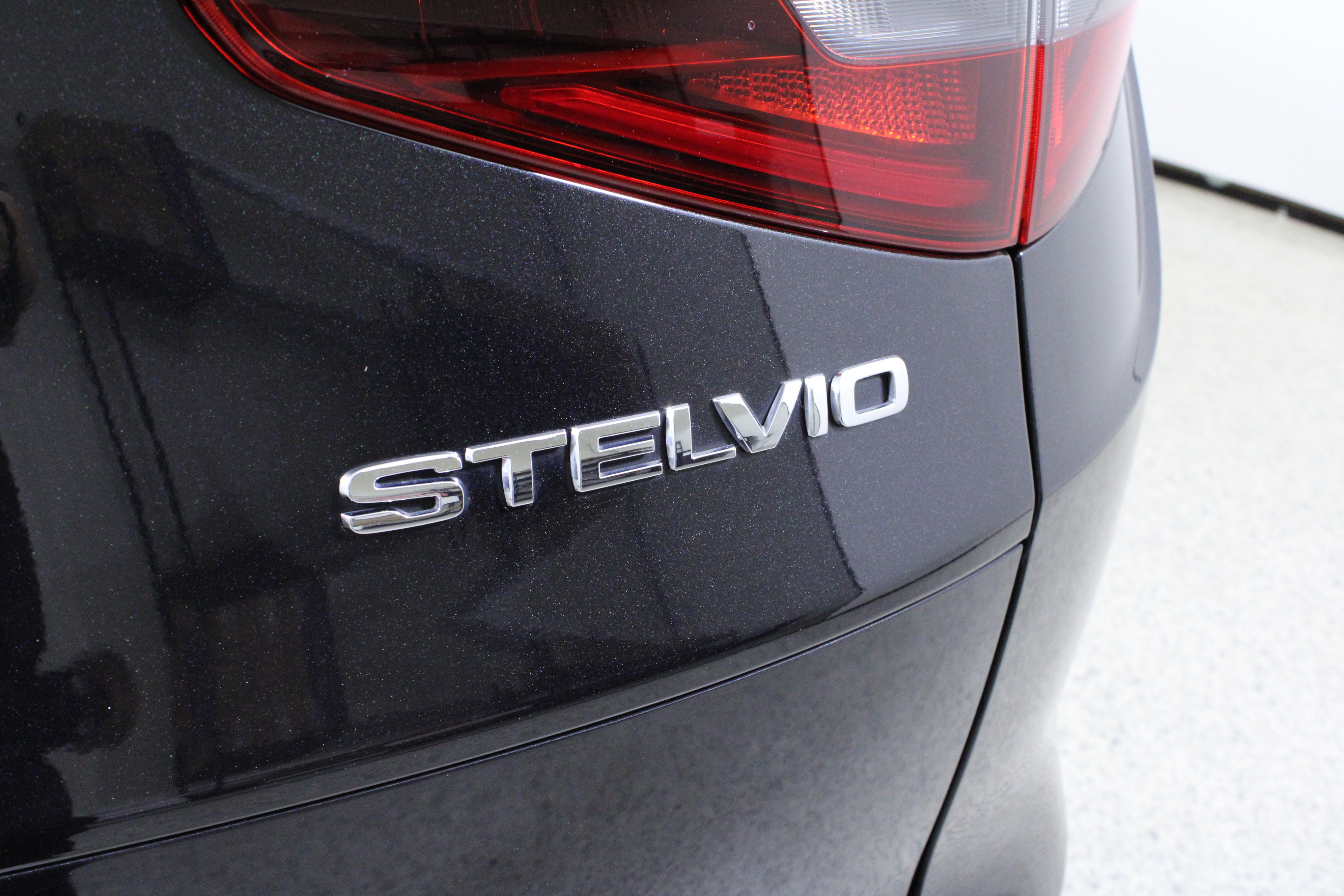 Used 2022 Alfa Romeo Stelvio Ti AWD/4WD image 9