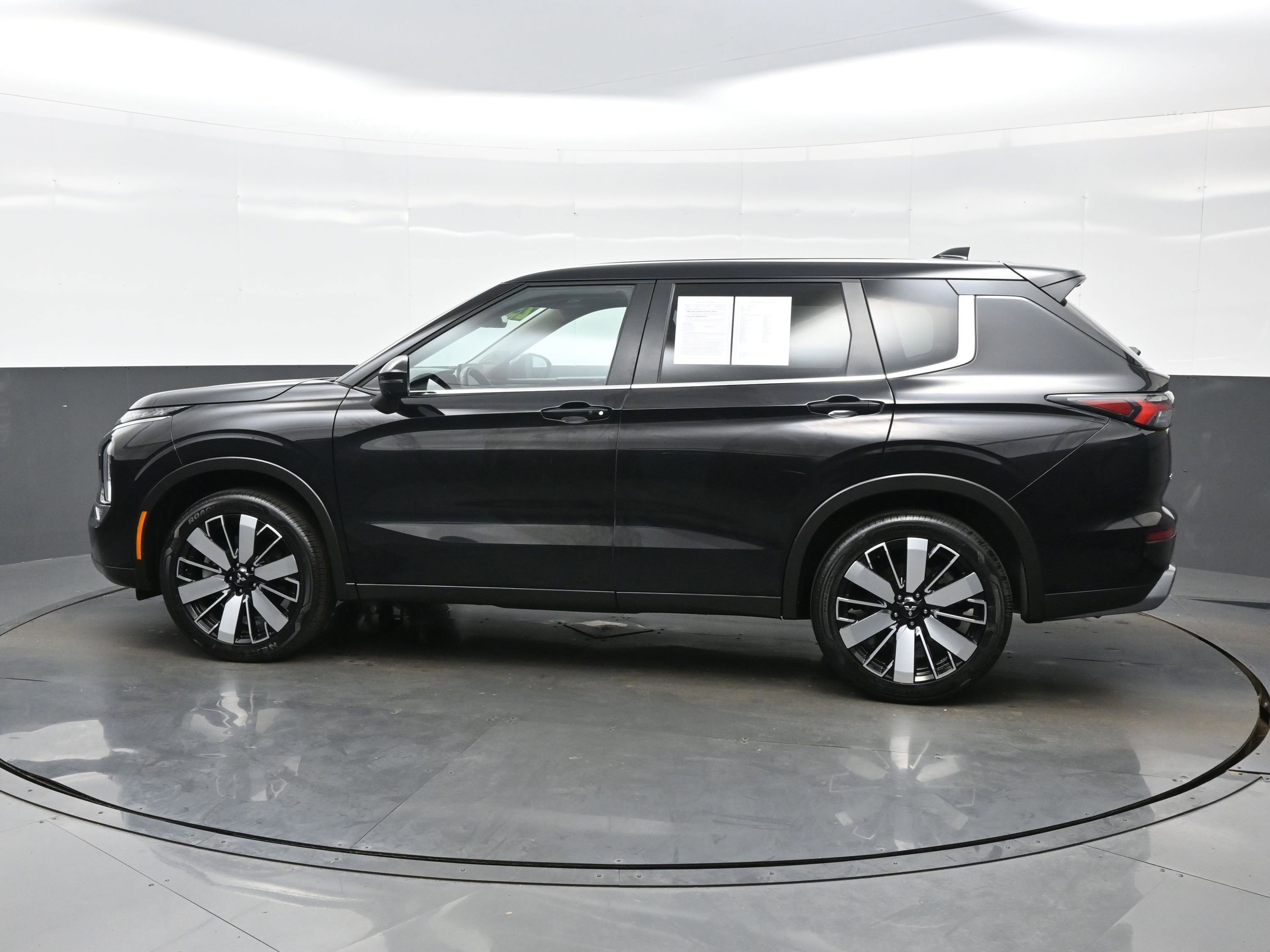 Used 2025 Mitsubishi Outlander SE AWD/4WD image 3