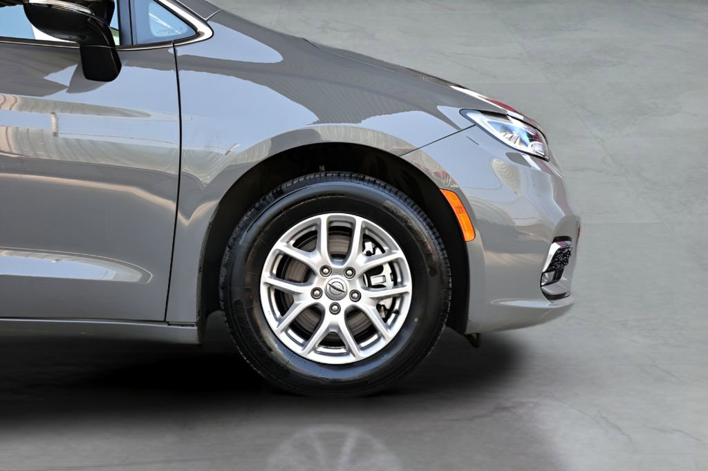 Used 2025 Chrysler Pacifica Select image 10