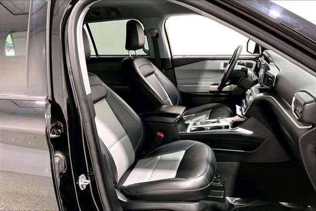 Used 2022 Ford Explorer XLT w/ XLT Sport Appearance Package AWD/4WD image 37