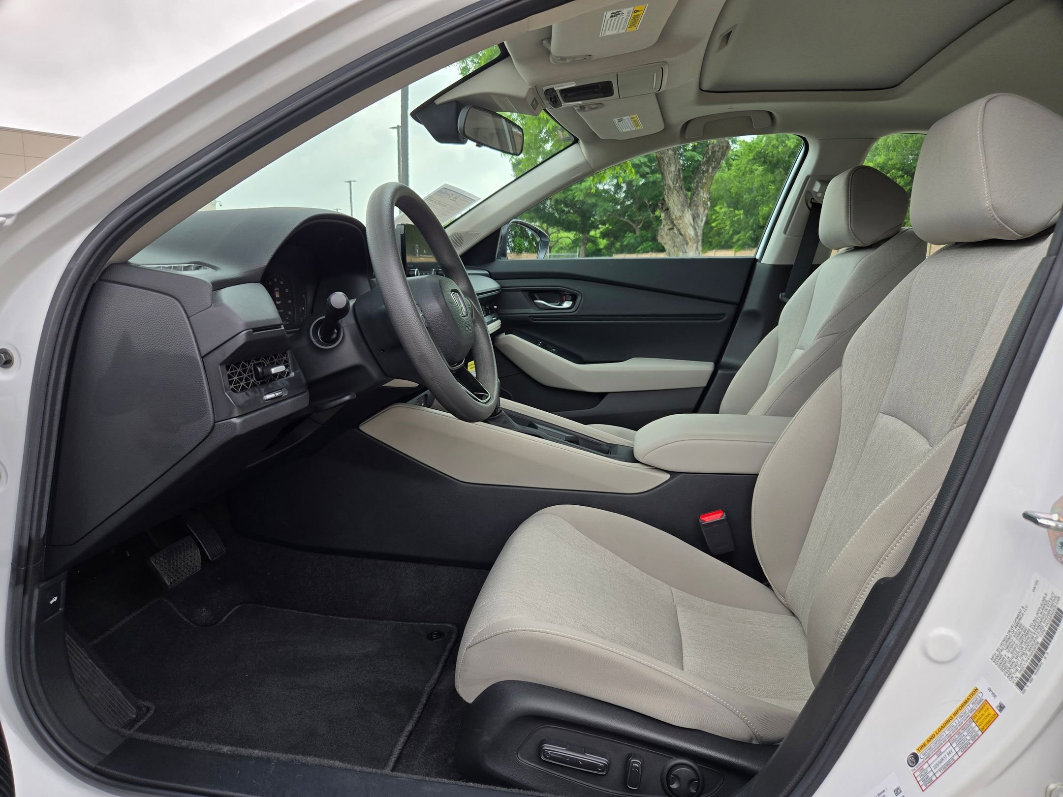 Certified 2025 Honda Accord SE image 9