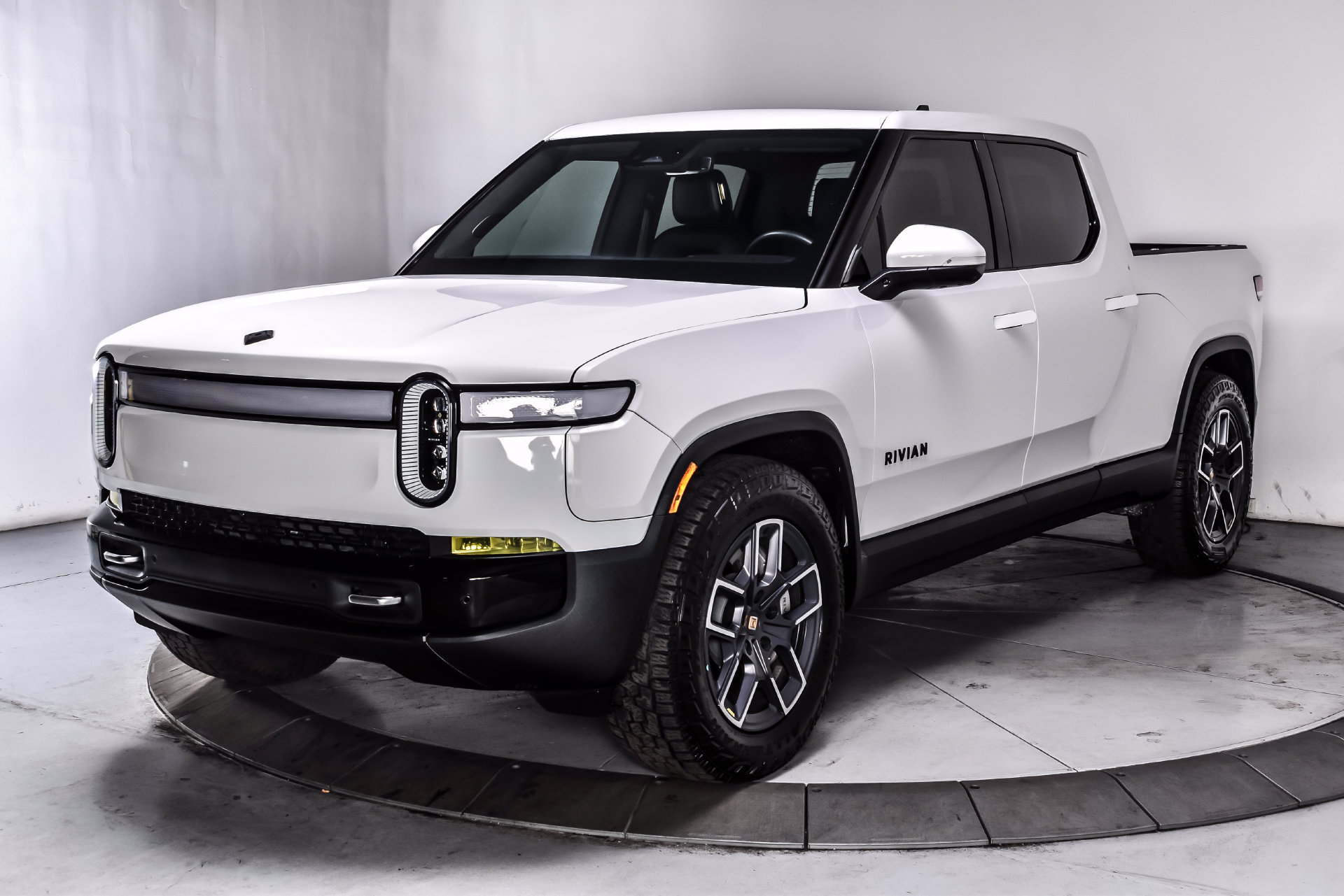 Used 2023 Rivian R1T Adventure Dual AWD/4WD image 3