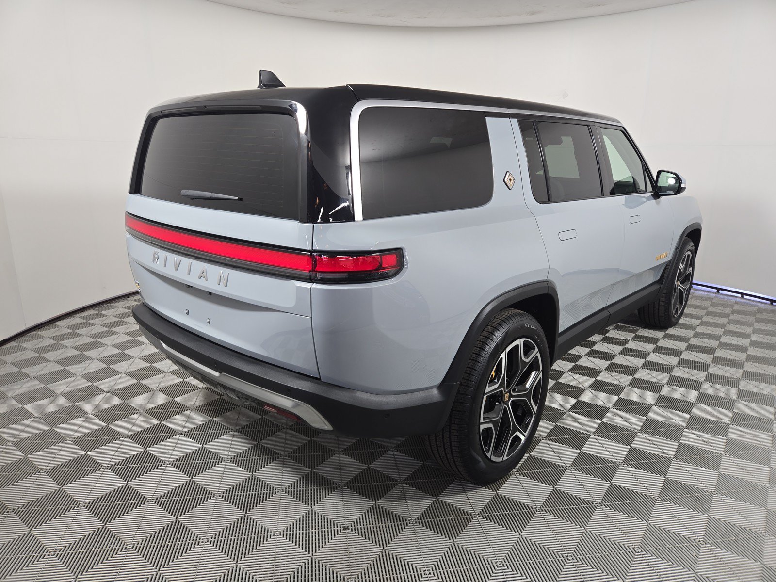 Used 2024 Rivian R1S Adventure AWD/4WD image 5