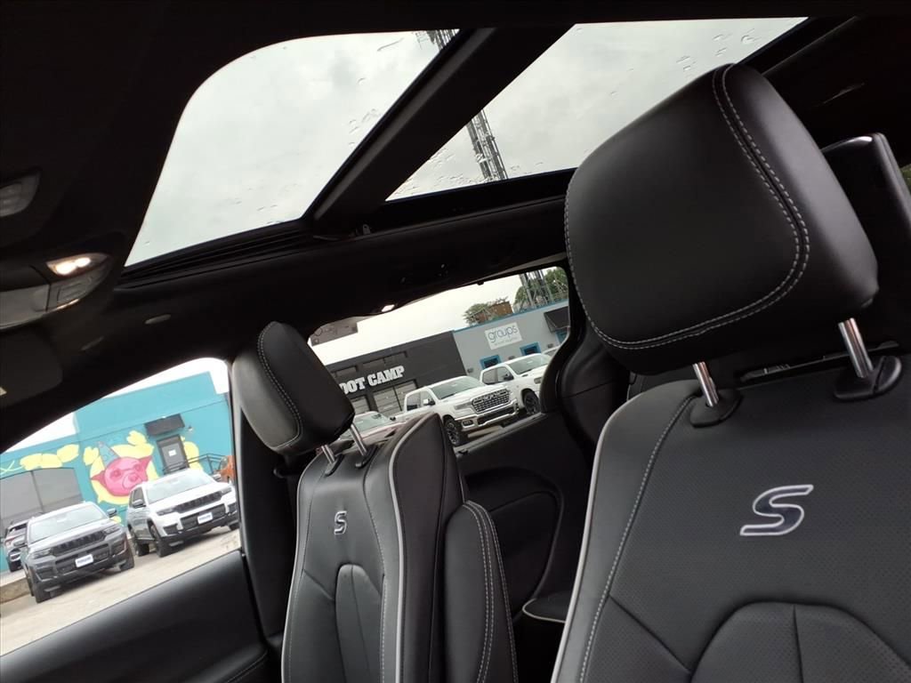 New 2026 Chrysler Pacifica Limited image 12