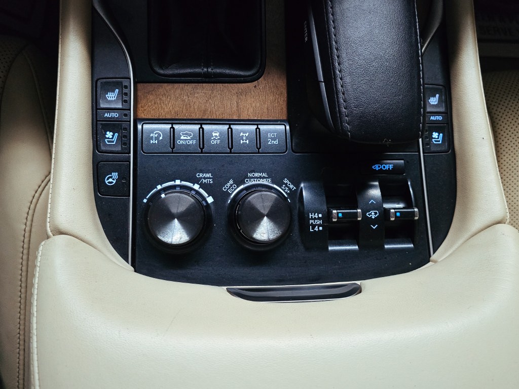Used 2017 Lexus LX 570 4WD w/ Luxury Package image 34