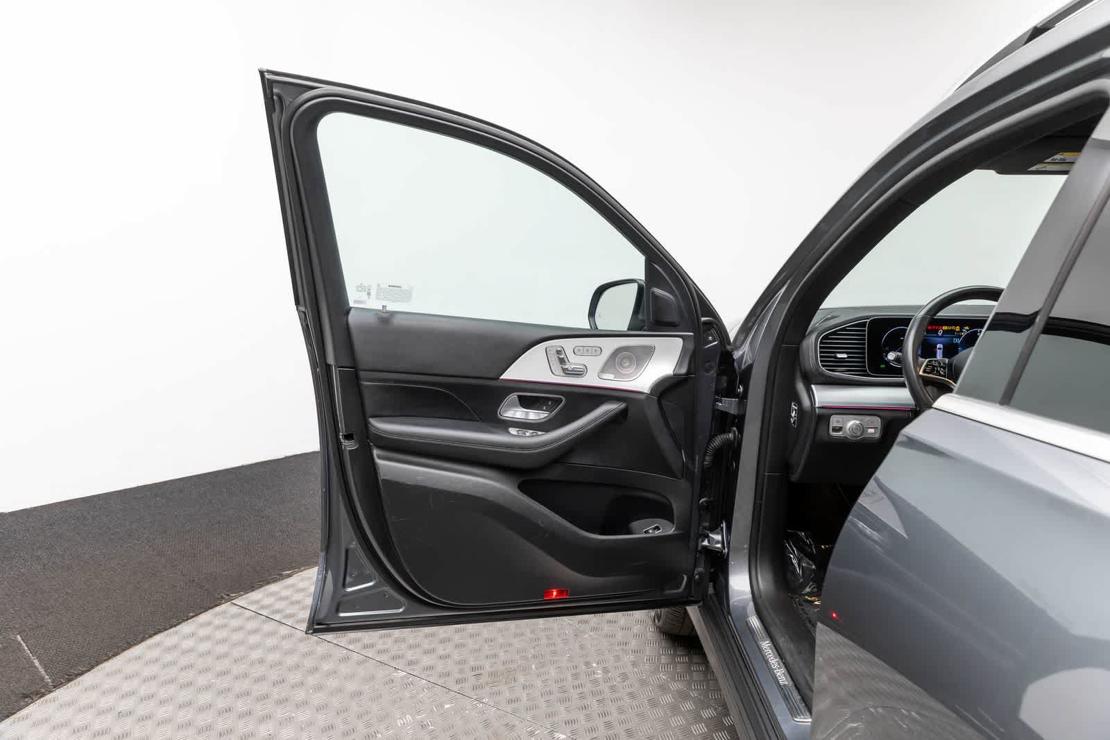 Used 2025 Mercedes-Benz GLS 450 4MATIC image 29