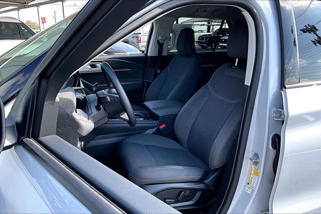 Used 2025 Ford Explorer Active image 37