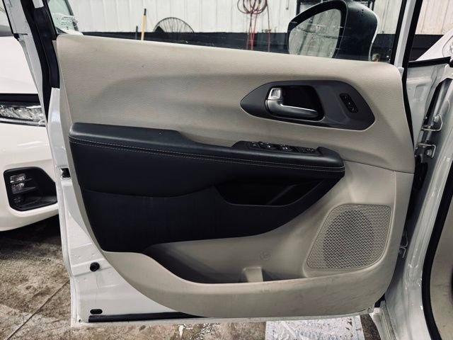 Used 2024 Chrysler Pacifica Touring-L FWD image 14