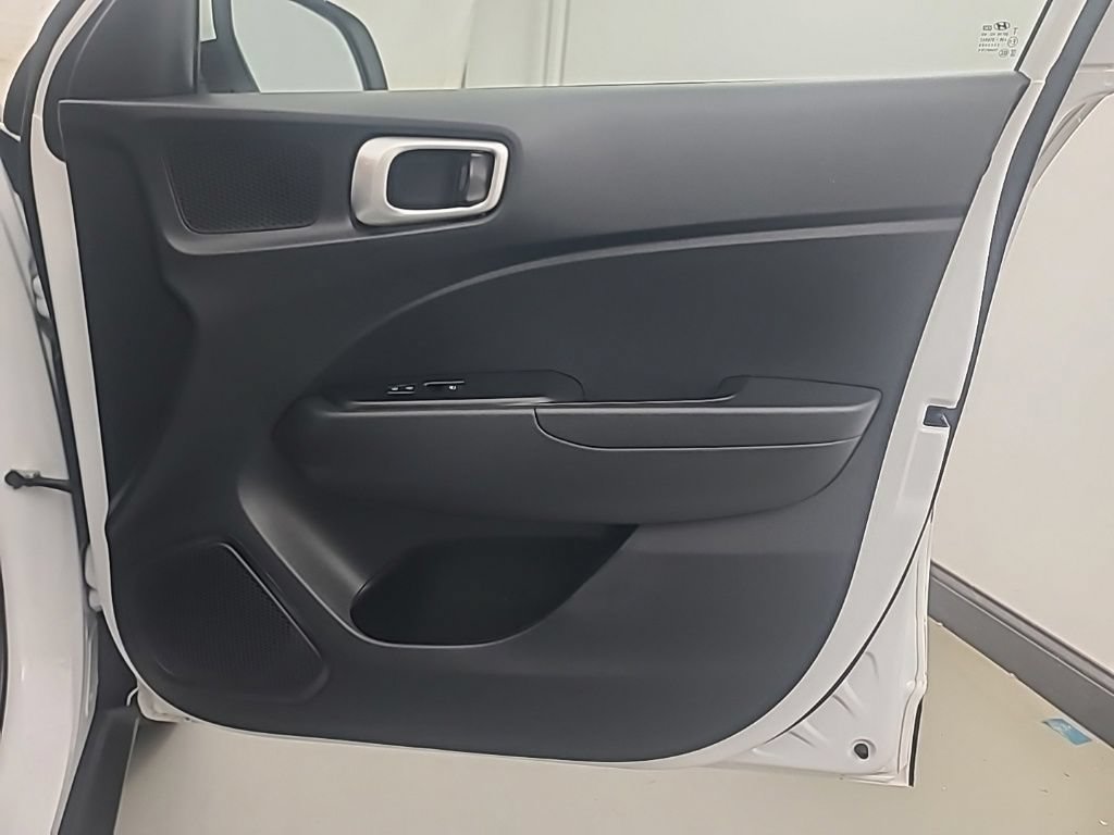Used 2024 Hyundai Venue SE FWD image 12