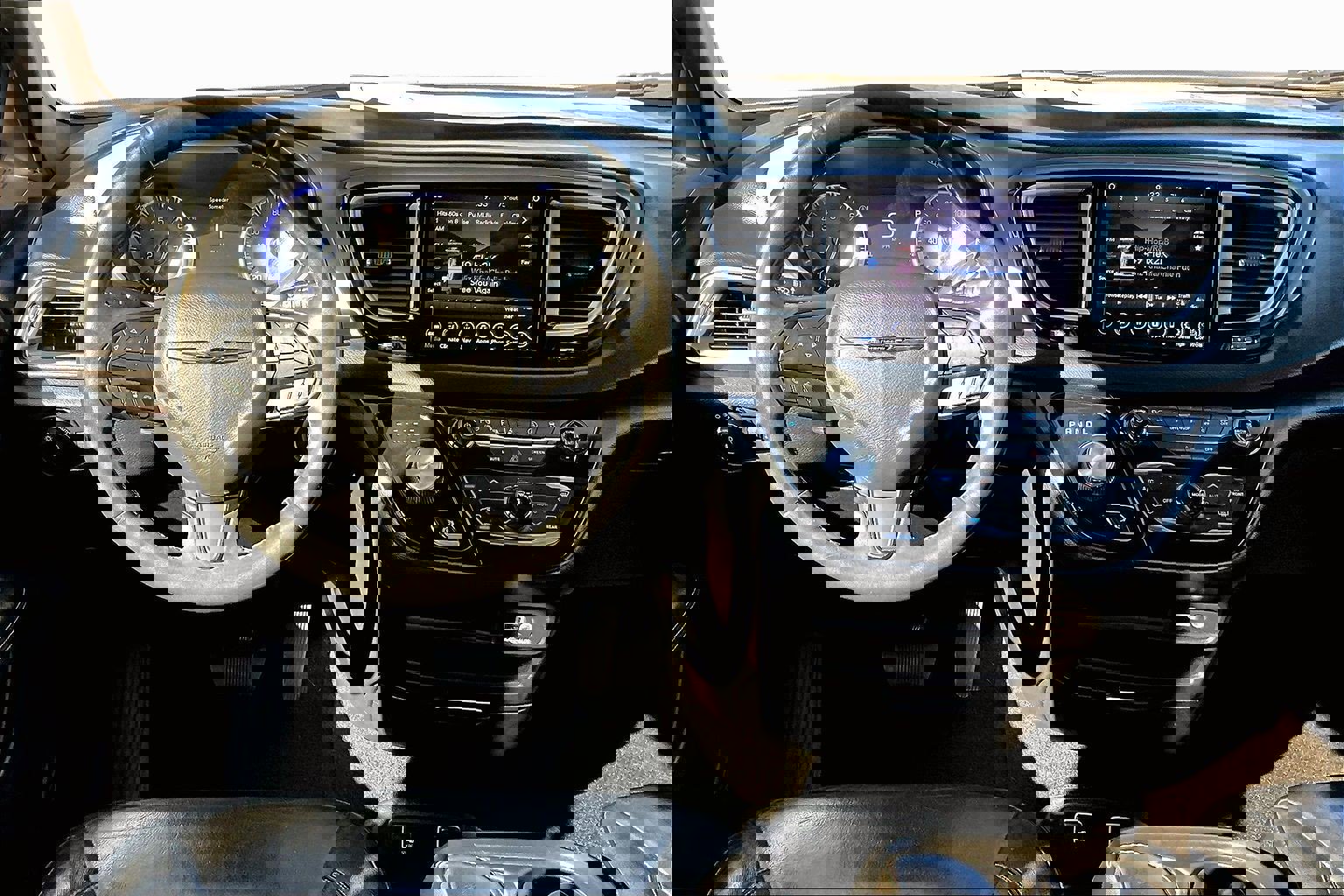 Used 2020 Chrysler Pacifica Touring-L w/ Advanced Safetytec Group image 5