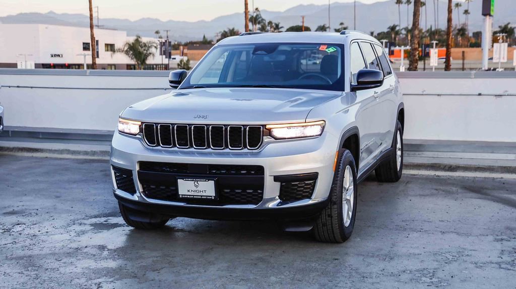 Used 2023 Jeep Grand Cherokee L Laredo image 4