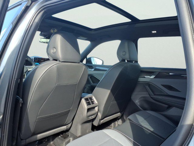 New 2026 Volkswagen Tiguan SE R-Line image 11