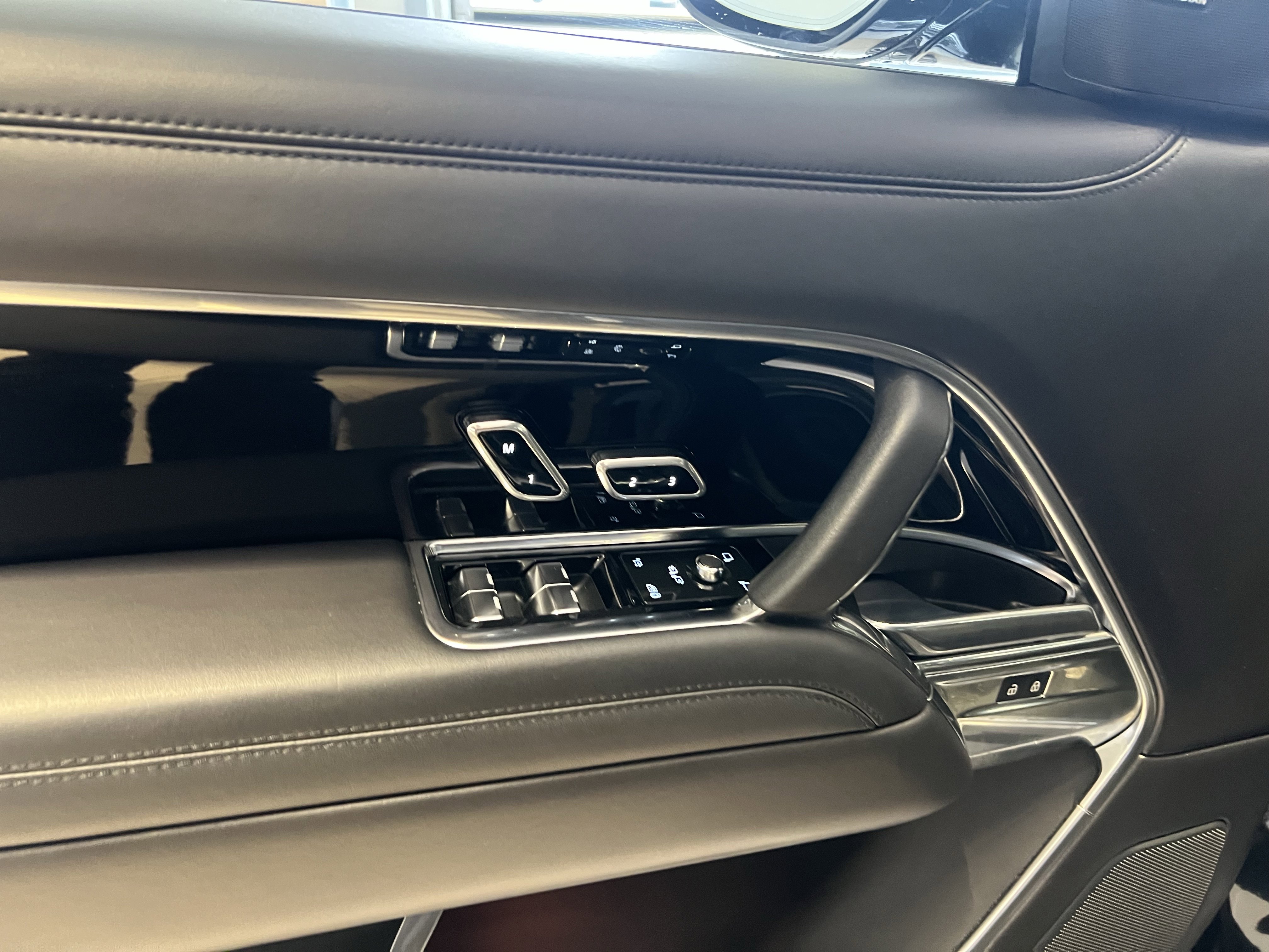 Used 2023 Land Rover Range Rover SE image 13