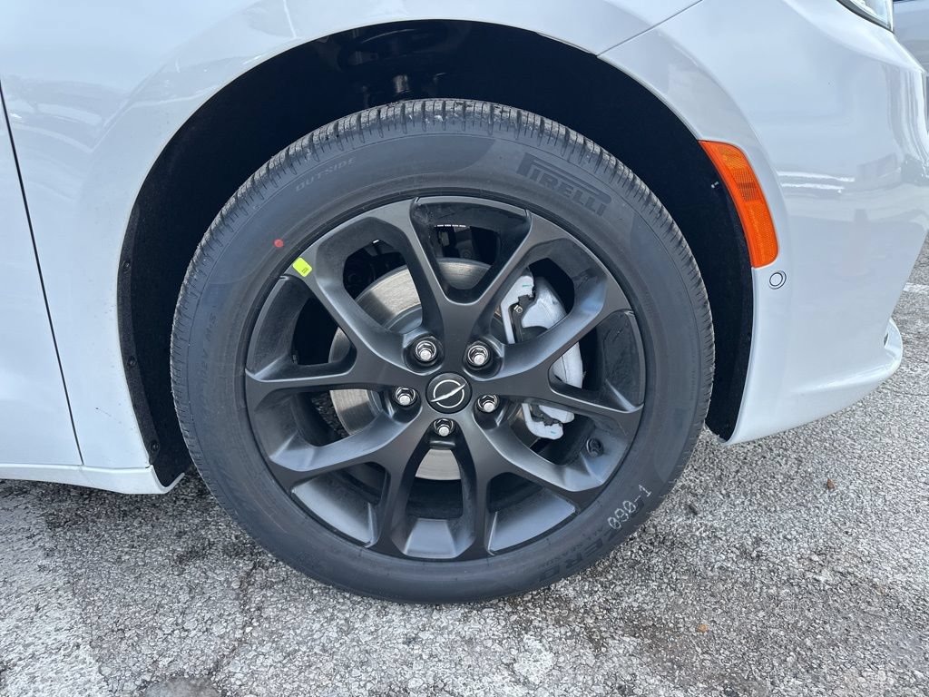New 2026 Chrysler Pacifica Select AWD/4WD image 44