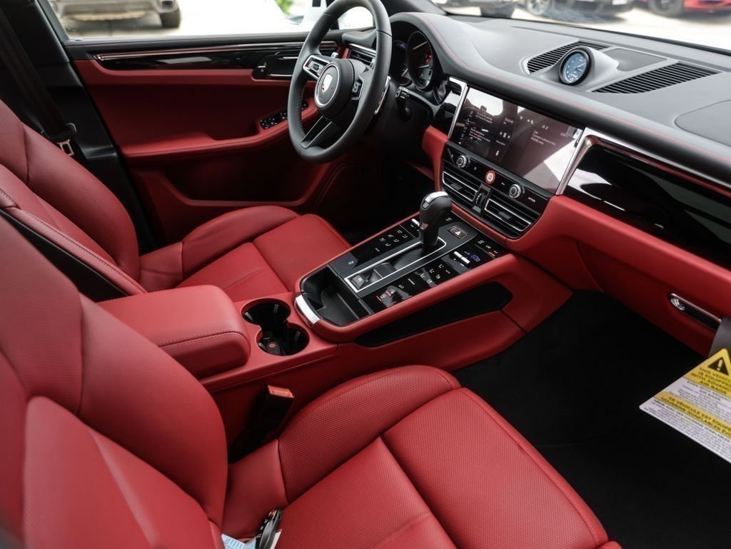 Certified 2025 Porsche Macan AWD/4WD image 36
