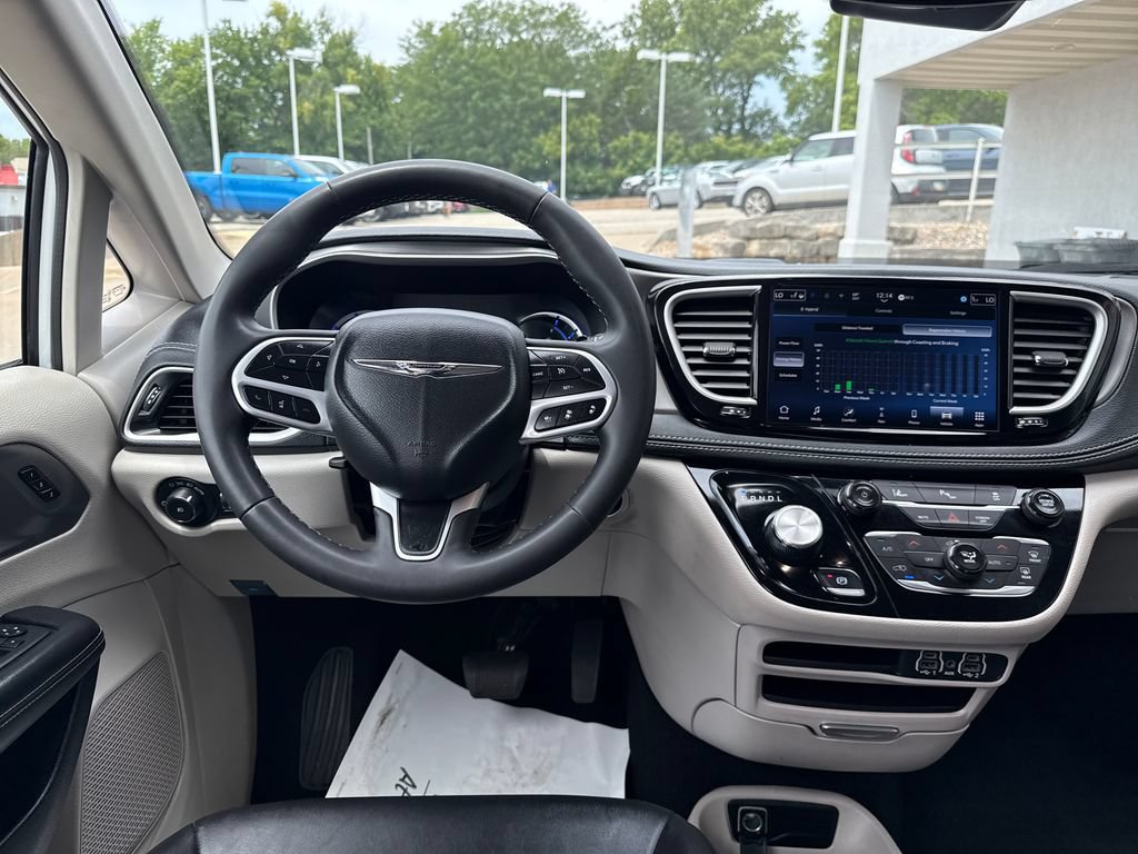 Used 2024 Chrysler Pacifica Limited FWD image 13