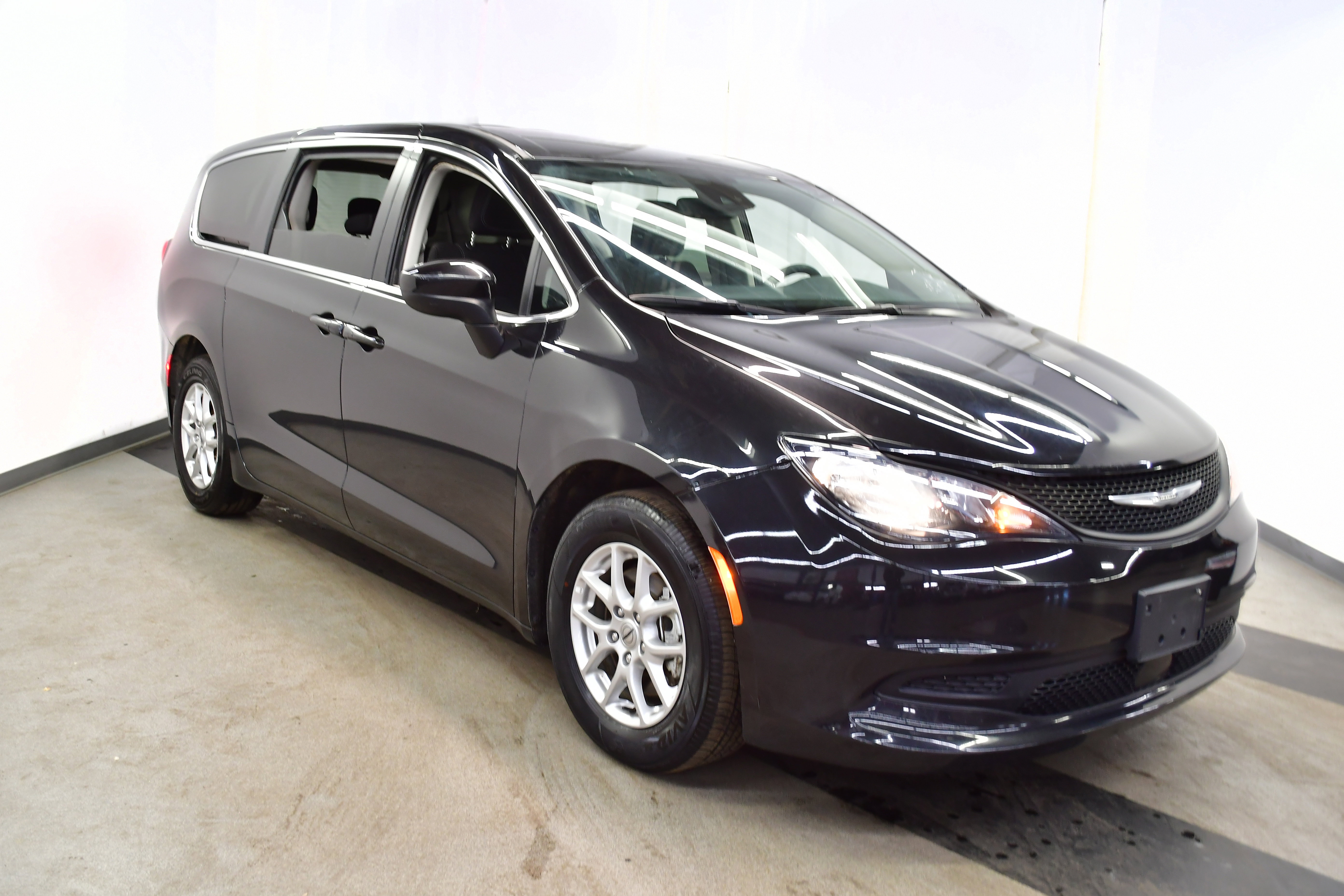 Used 2023 Chrysler Voyager LX FWD image 2