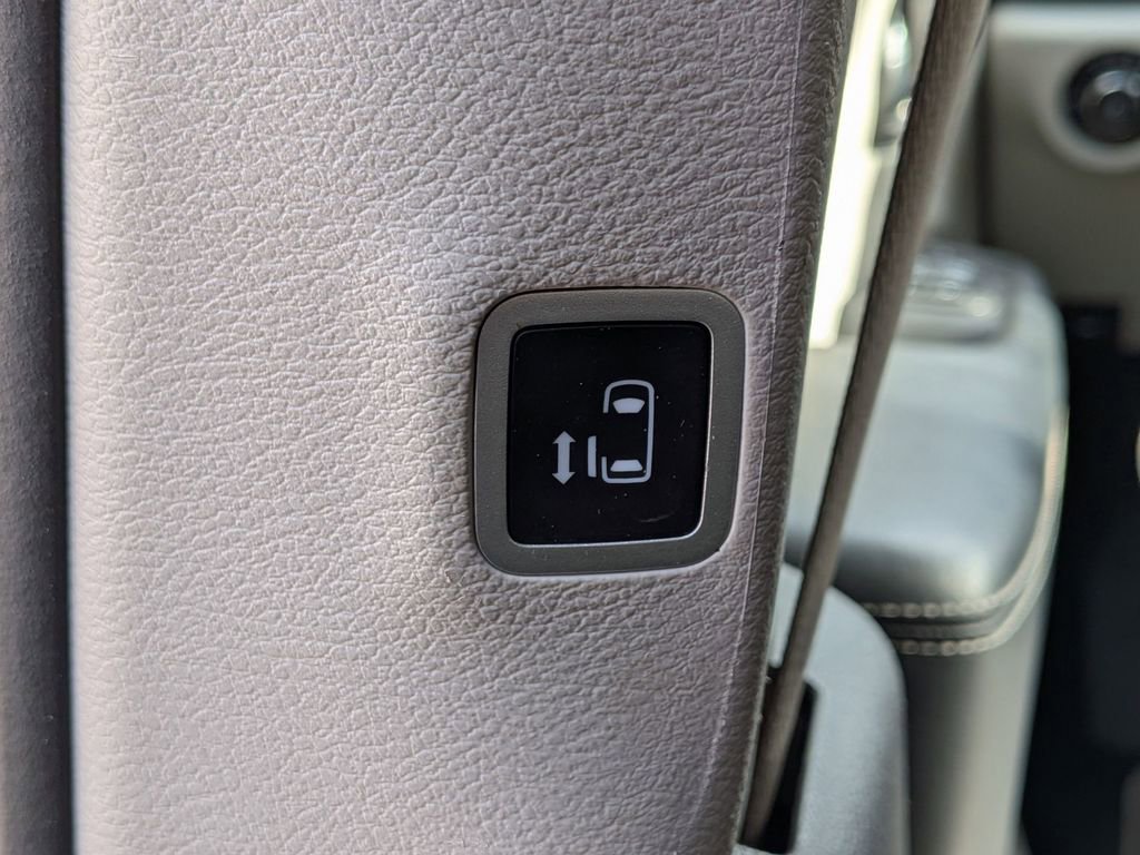 Used 2023 Chrysler Pacifica Touring-L image 21