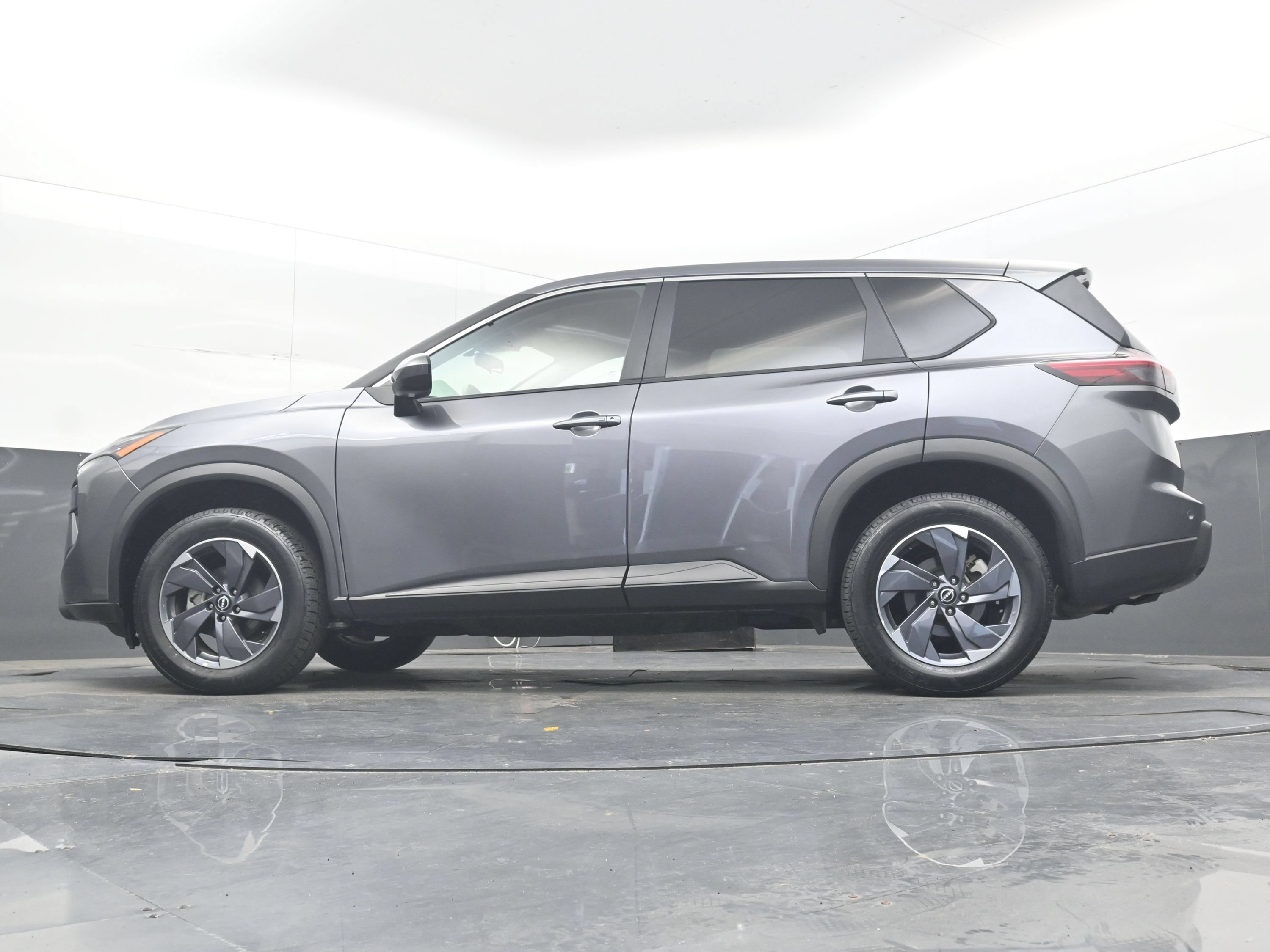 Used 2025 Nissan Rogue SV FWD image 24