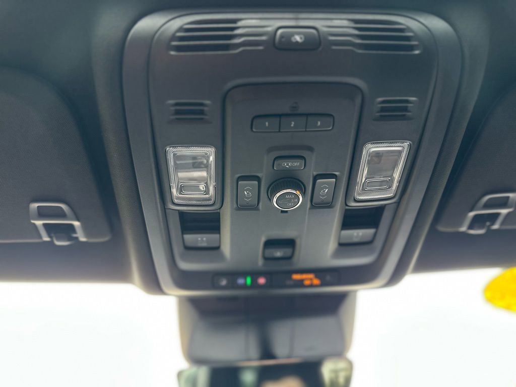 Used 2022 Cadillac Escalade Premium Luxury image 17