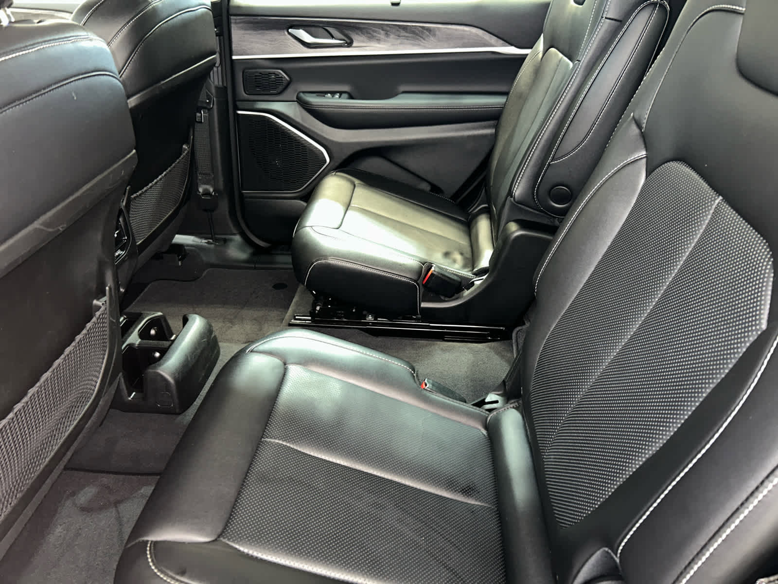 Used 2023 Jeep Grand Cherokee L Limited w/ Luxury Tech Group II AWD/4WD image 5