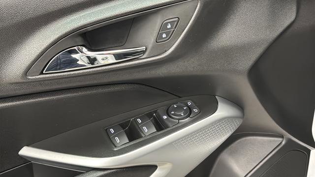 Used 2025 Chevrolet Trax LS w/ LS Convenience Package image 20