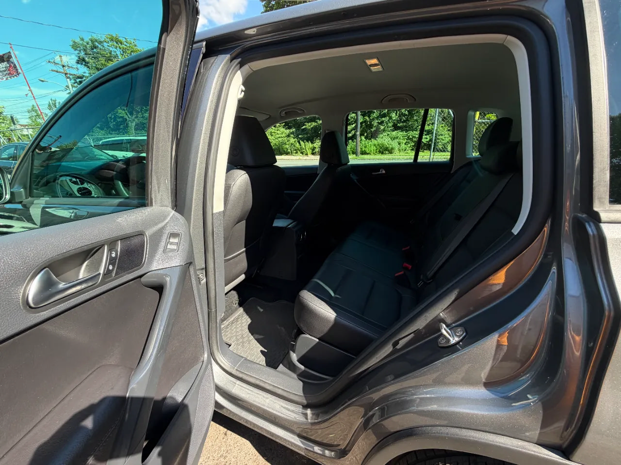 Used 2012 Volkswagen Tiguan LE FWD image 24