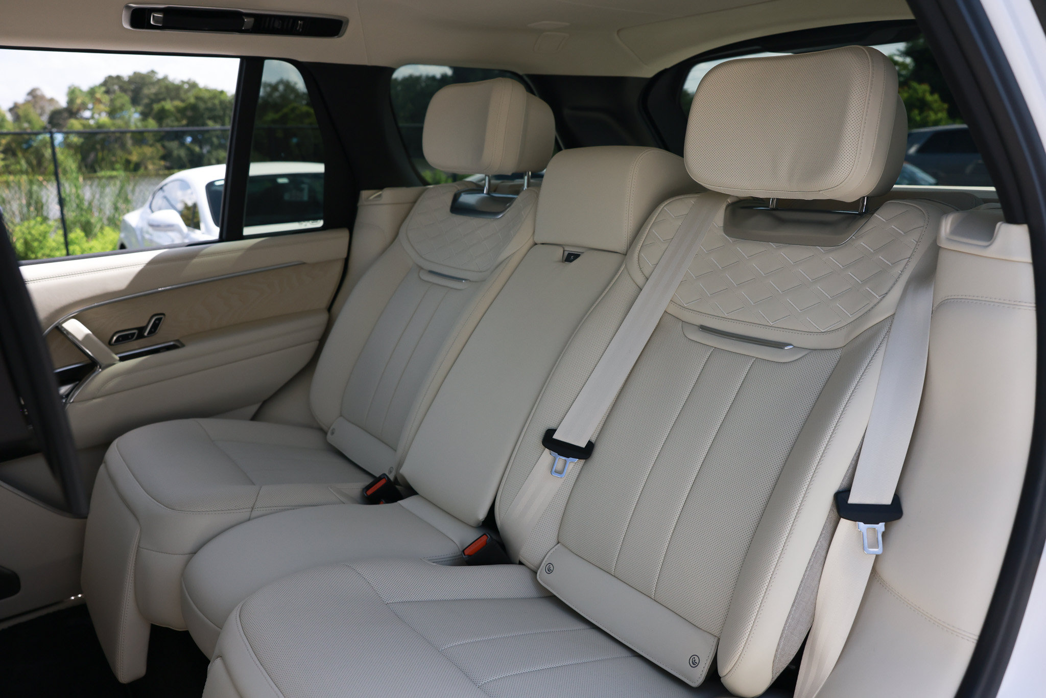 Used 2025 Land Rover Range Rover SV AWD/4WD image 8