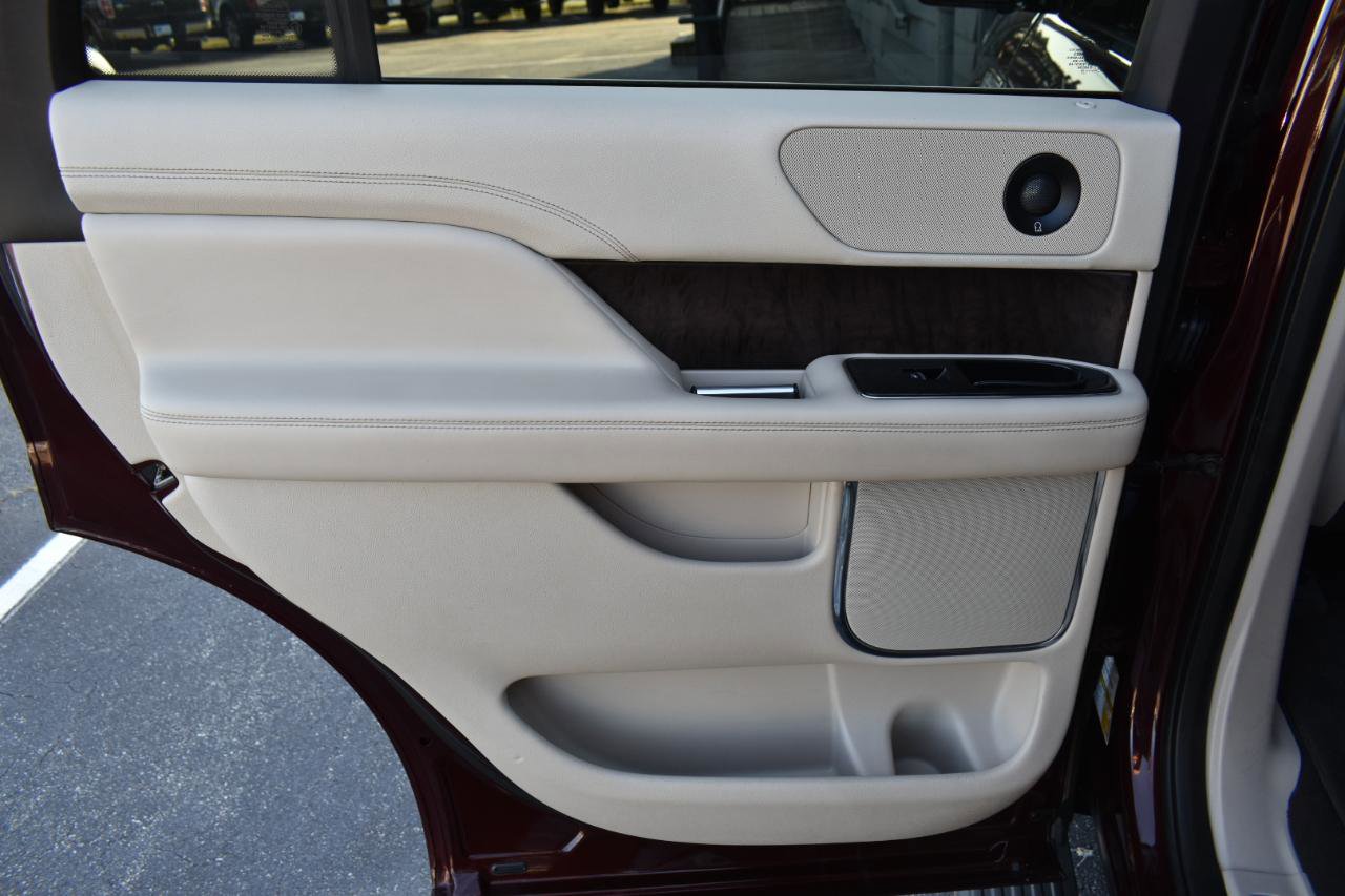 Used 2018 Lincoln Navigator Select RWD image 37