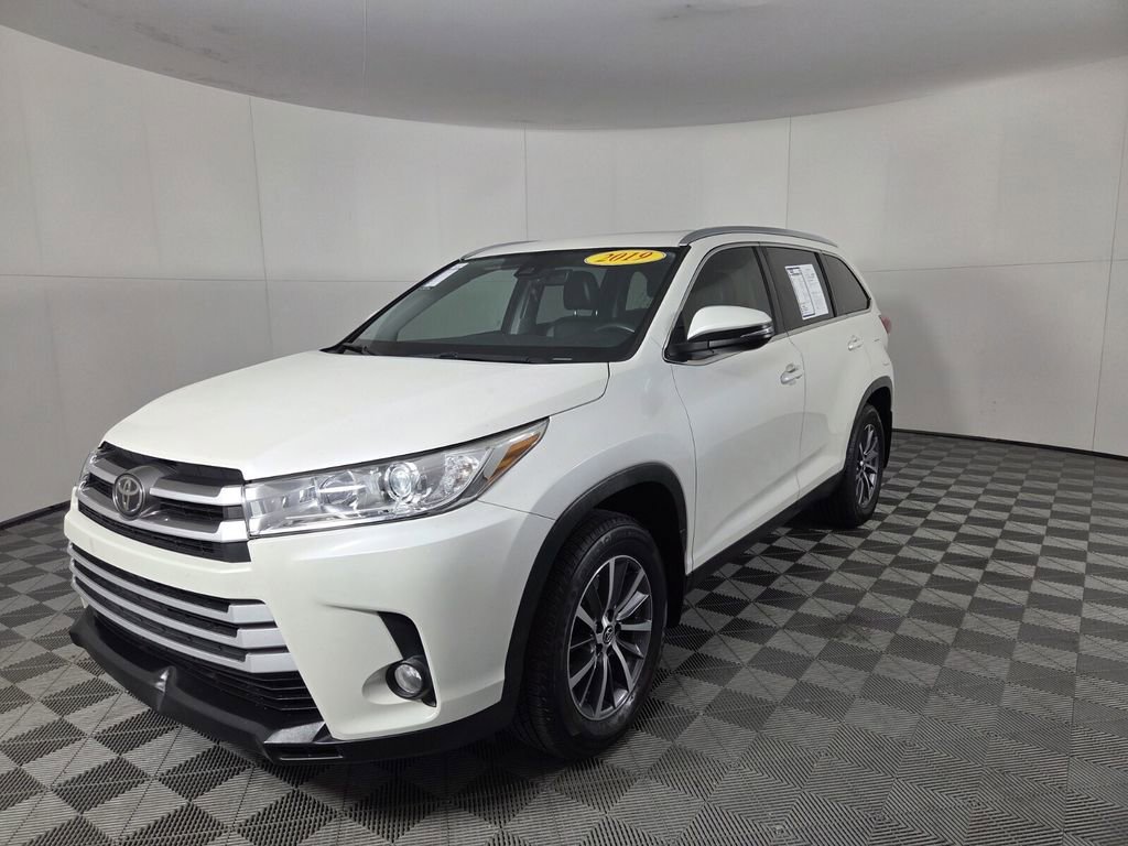 Used 2019 Toyota Highlander SE image 12