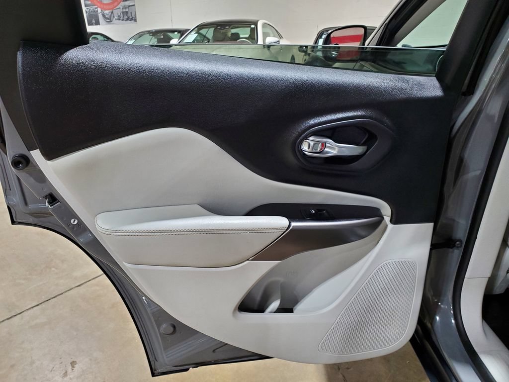 Used 2020 Jeep Cherokee Limited w/ Luxury Group FWD image 26