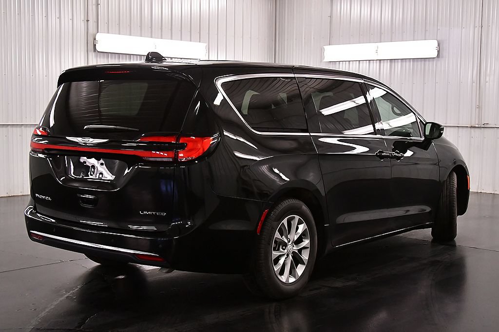 Used 2026 Chrysler Pacifica Limited FWD image 7
