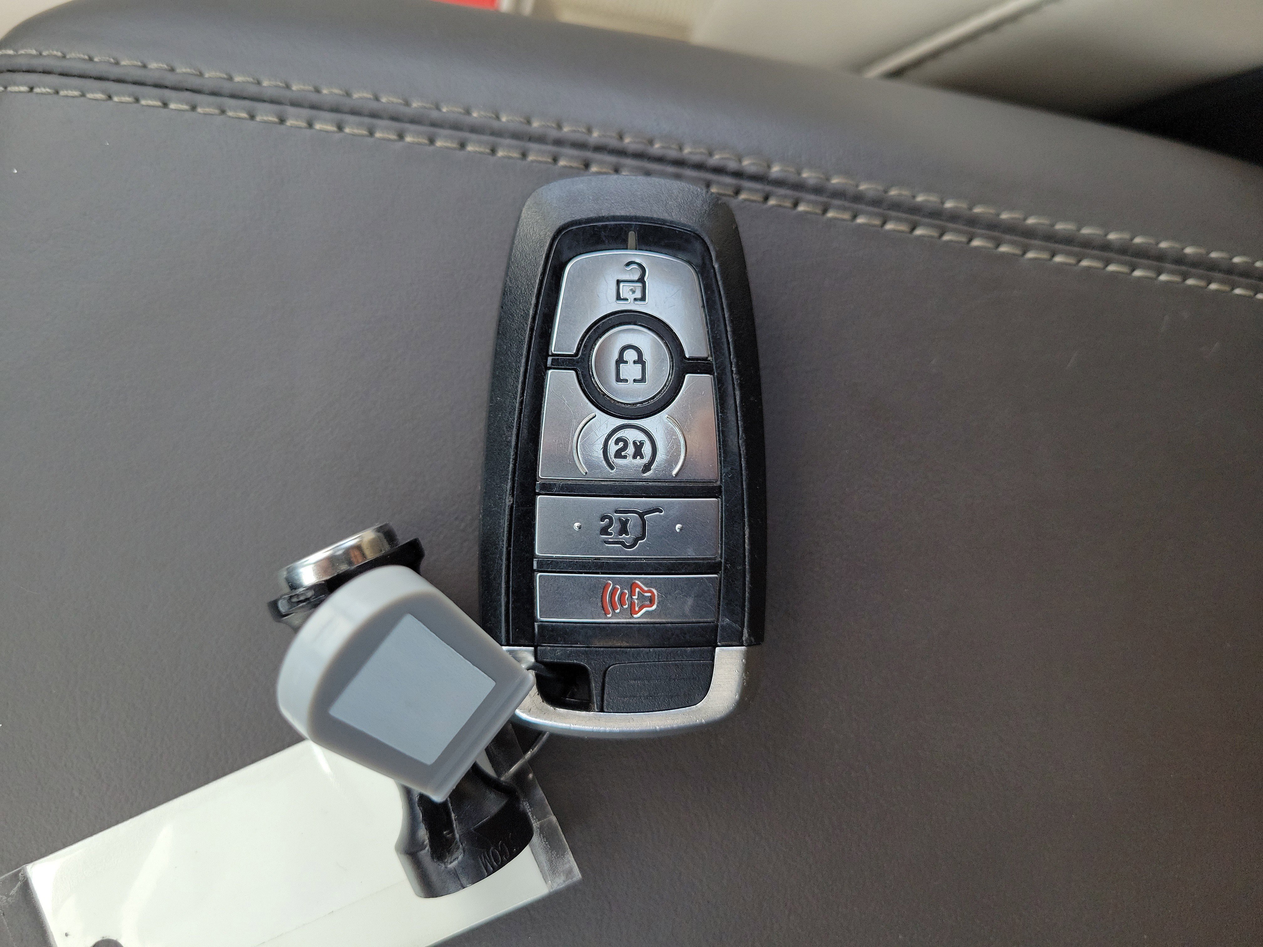Used 2020 Ford Explorer Platinum w/ Premium Technology Package AWD/4WD image 31