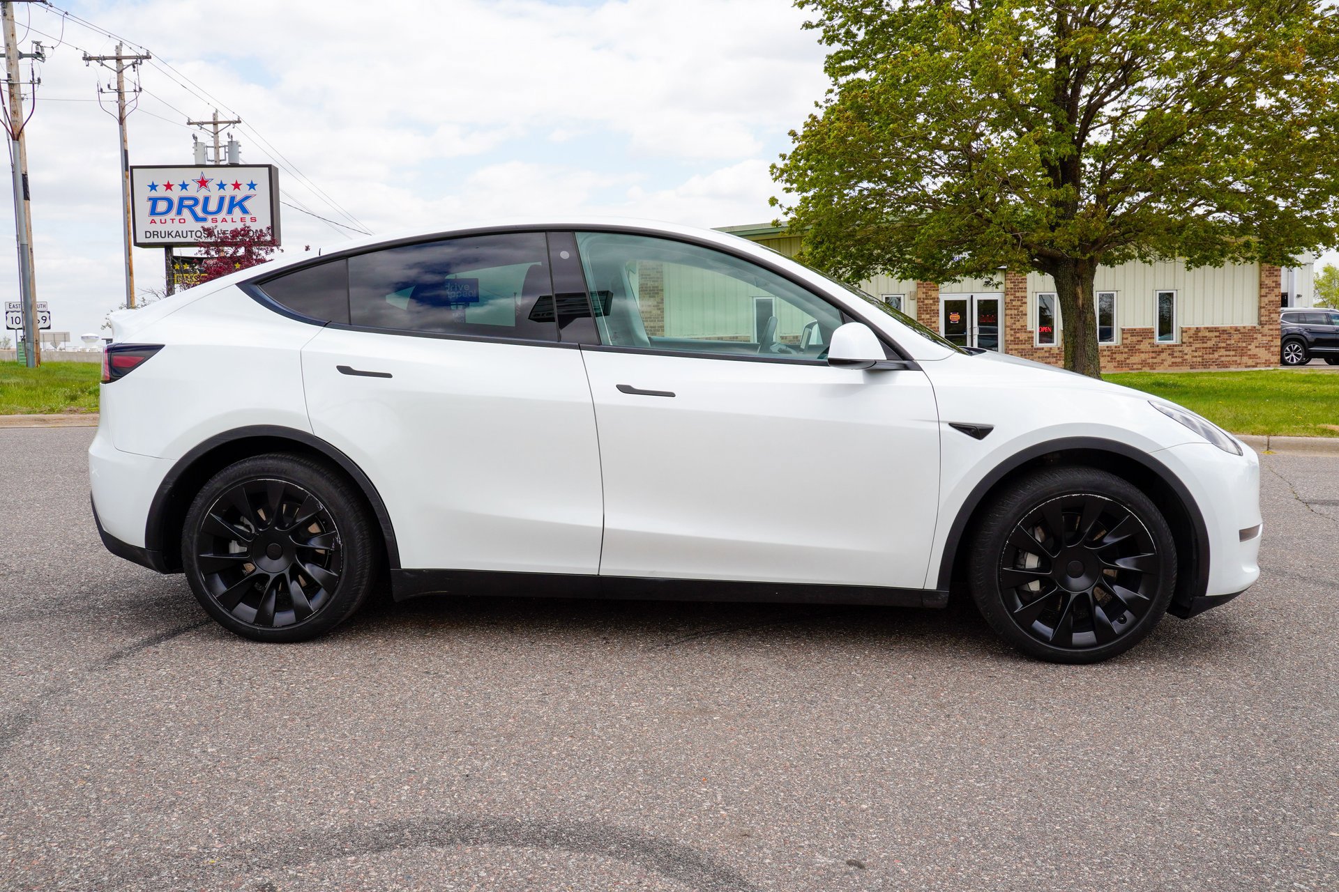 Used 2023 Tesla Model Y Long Range AWD/4WD image 2