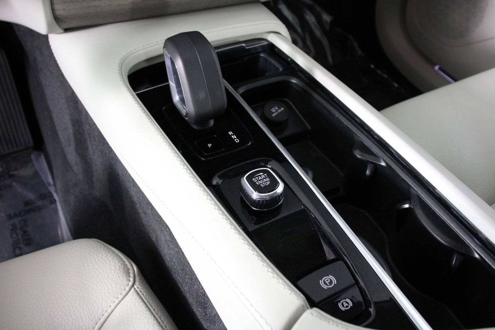 Certified 2024 Volvo XC90 T8 Plus w/ Protection Package Premier image 15