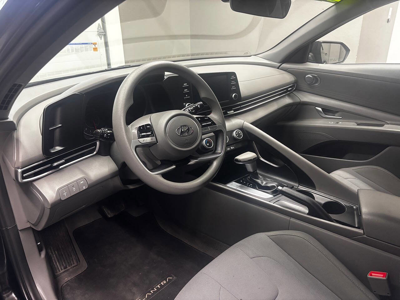 Used 2023 Hyundai Elantra SE FWD image 15