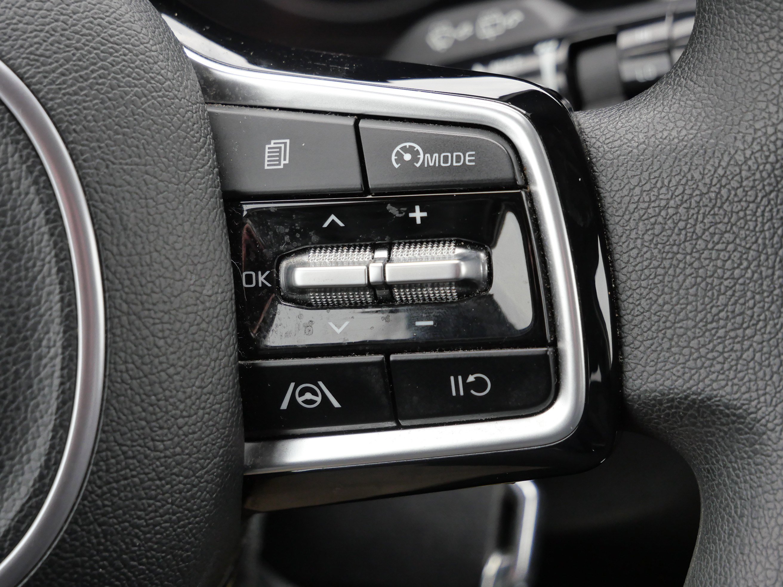 Used 2023 Kia Sorento LX image 30