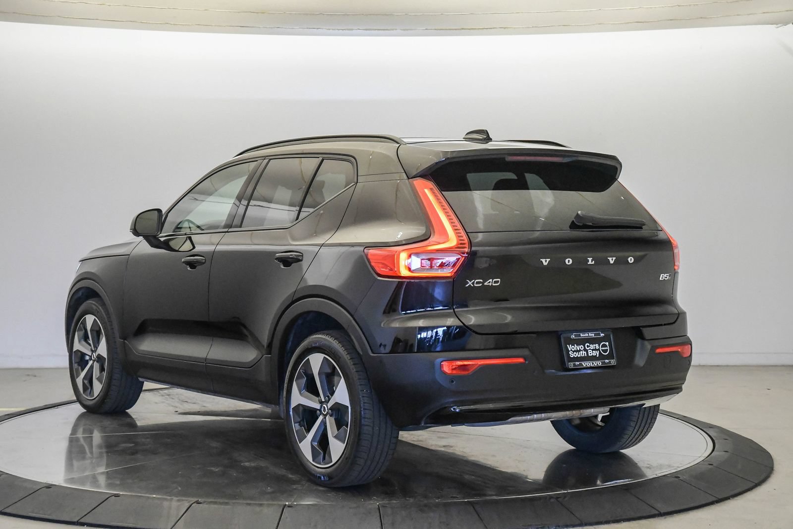 Certified 2026 Volvo XC40 B5 Plus AWD/4WD image 2