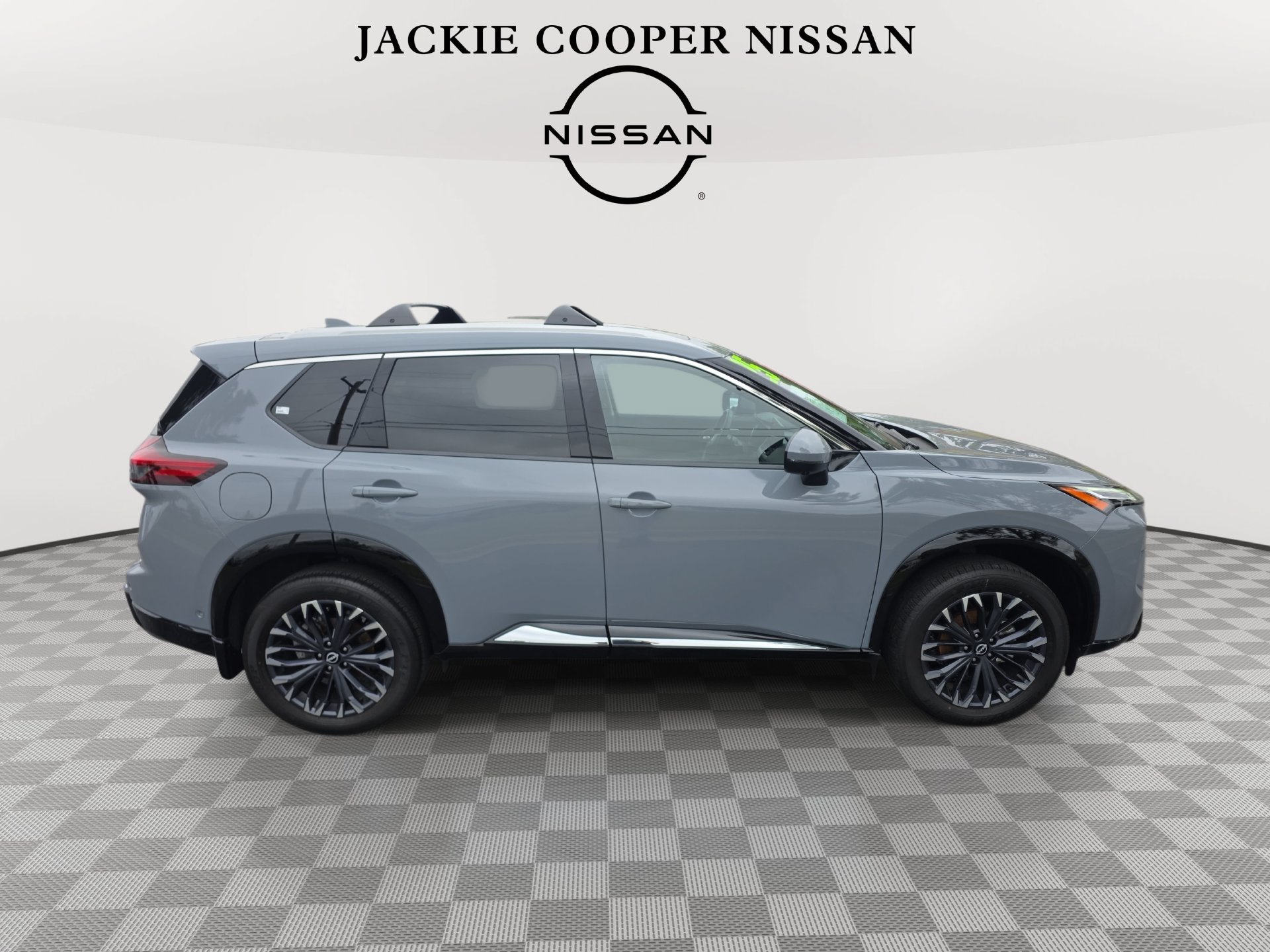 Used 2025 Nissan Rogue Platinum FWD image 4