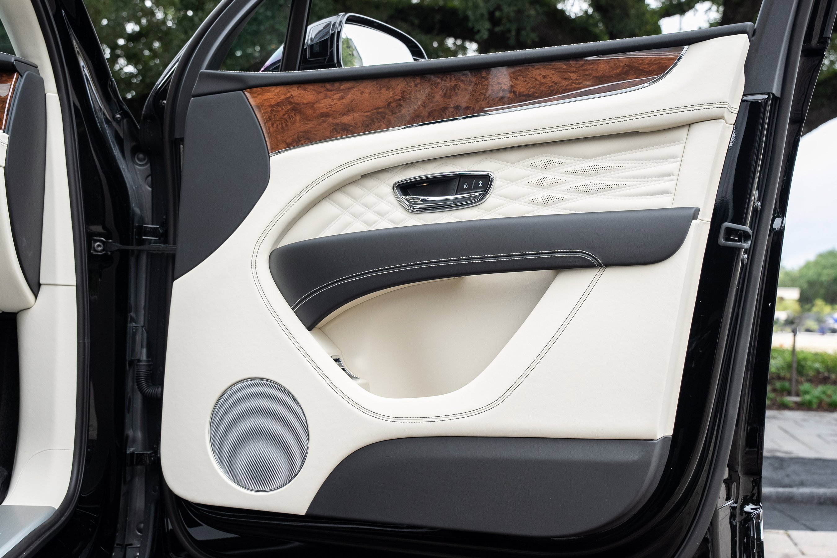 Used 2024 Bentley Bentayga Extended Wheelbase image 45