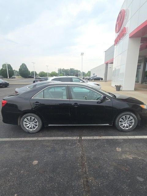 Used 2014 Toyota Camry LE FWD image 2