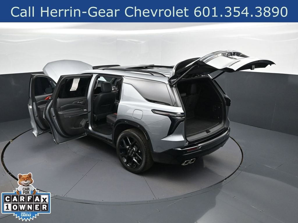 Used 2024 Chevrolet Traverse RS image 2